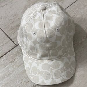 Ladies chalk Logo-Print Baseball Cap.. nwt ..leather snap strap